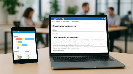 Hinweisgebersystem Ein Laptop und ein Tablet stehen auf einem hellen Holzschreibtisch in einem modernen, lichtdurchfluteten Büro. Auf beiden Geräten ist das Dashboard eines digitalen Hinweisgebersystems sichtbar – der Laptop zeigt ein Eingabeformular nach dem Hinweisgeberschutzgesetz, das Tablet eine grafische Auswertung von Meldungen. Im Hintergrund arbeiten unscharf mehrere Personen, grüne Pflanzen sorgen für eine angenehme Arbeitsatmosphäre.